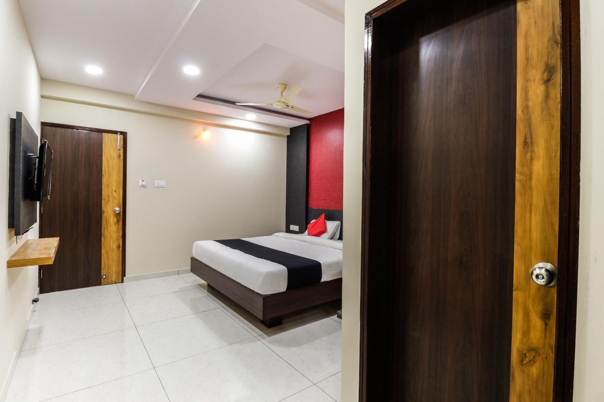 Capital O N R Residency Hotel Yelahanka Bagian luar foto