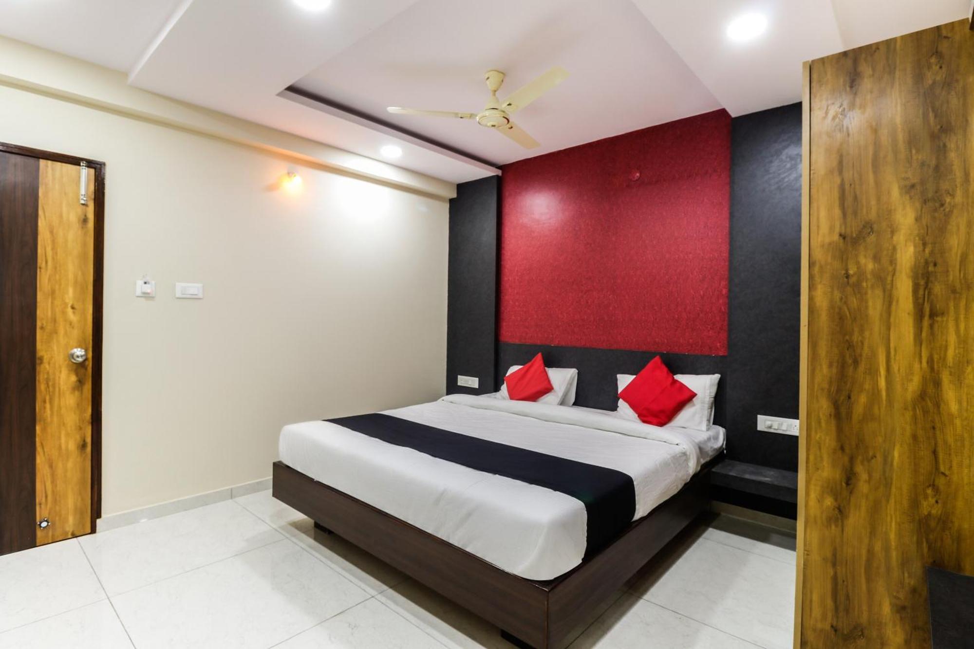 Capital O N R Residency Hotel Yelahanka Bagian luar foto